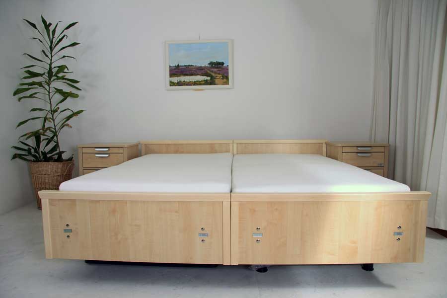 Hooglaag bedden met een houten ombouw